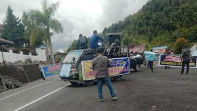 Pengunjukrasa Tuntut Bupati Pakpak Bharat   