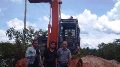Perusahaan Swasta Perbaiki Jalan Rusak 1.200 Meter