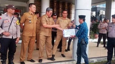 Massa Serahkan 1000 Koin kepada Pemko Gunungsitoli Biaya Pilkades