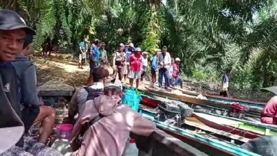 Cari Ikan Warga Desa Penjawaan Hilang