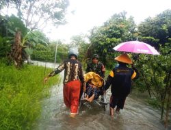 Babinsa Sebong Lagoi Koramil 03/0315 Tanjungpinang Evakuasi Lansia Terjebak Banjir