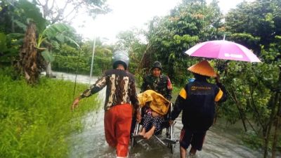 Babinsa Sebong Lagoi Koramil 03/0315 Tanjungpinang Evakuasi Lansia Terjebak Banjir