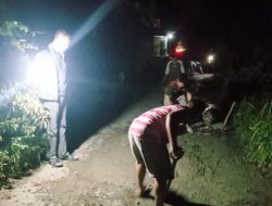 Tak Kunjung Dibangun Pemko Gunungsitoli, Swadaya Warga Perbaiki Jalan Rusak