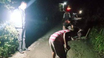 Tak Kunjung Dibangun Pemko Gunungsitoli, Swadaya Warga Perbaiki Jalan Rusak