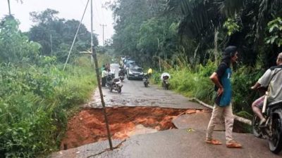 Tanah Longsor Jalan Tumbang Titi Putus
