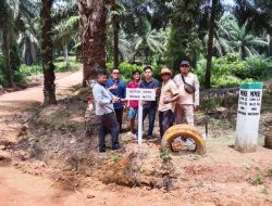 Kepala Desa Manismata Pasang Tapal Batas  