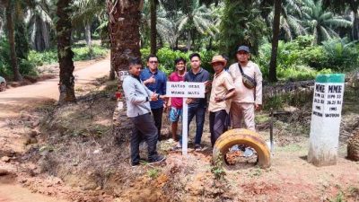 Kepala Desa Manismata Pasang Tapal Batas  