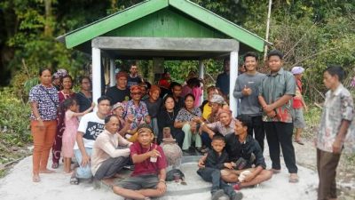 Masyarakat Dusun Keladi Ratu Elok Menambak Kuburan