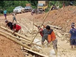 Apiong Dan Warga Benahi Jalan Desa Paket – Kekurak