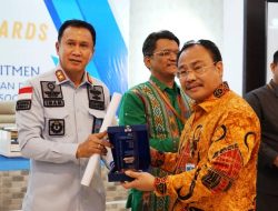 Imam Suyudi Menerima Treasury Ulos Awards 2022