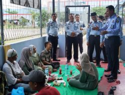 Sambangi WBP di Tanjung Gusta Kakanwil Bernyanyi
