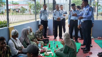 Sambangi WBP di Tanjung Gusta Kakanwil Bernyanyi