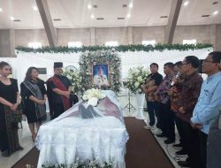 Rudolf Pardede Meninggal Dunia Bupati Dan Wakil Ketua DPRD Toba Melayat  