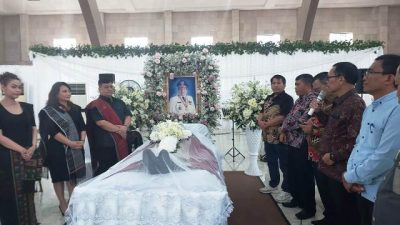Rudolf Pardede Meninggal Dunia Bupati Dan Wakil Ketua DPRD Toba Melayat  