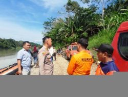 Kapolsek Stabat dan Basarnas Cari Korban Tenggelam 