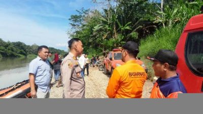Kapolsek Stabat dan Basarnas Cari Korban Tenggelam 