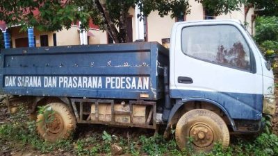 Truk Desa Mensubang Nanga Tayap Terkapar di Pinggir Jalan