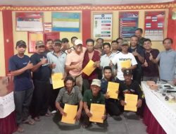 SM Herlambang Serahkan Akte Notaris kepada Petani , Pengusaha dan Seniman  