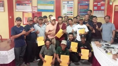 SM Herlambang Serahkan Akte Notaris kepada Petani , Pengusaha dan Seniman  