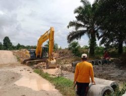 Satgas TMMD  Kodim 1017/Lmd Pasang Drainase Bersama Masyarakat