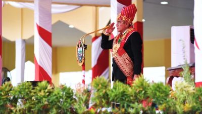 Gubernur Edy Rahmayadi Pakai Baju Adat Karo