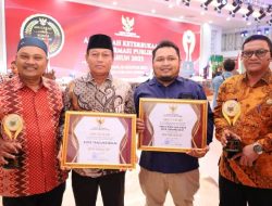 Wali Kota Tanjungbalai Terima Penghargaan Anugerah KIP 