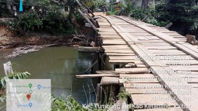 Gotongroyong Membangun Jembatan Gertak Kayu  