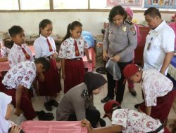 Polres Langkat Bagikan Buku ke Hinai