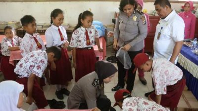 Polres Langkat Bagikan Buku ke Hinai