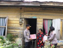 Wakapolres Langkat Kompol Hendri ND Barus  Berikan Bansos  