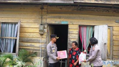 Wakapolres Langkat Kompol Hendri ND Barus  Berikan Bansos  