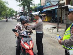 Polres Langkat Bagikan Helm di Stabat