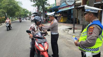 Polres Langkat Bagikan Helm di Stabat