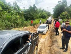 Anggota DPR RI Terjebak Jalan Layak Kubangan Kerbau di Sintang