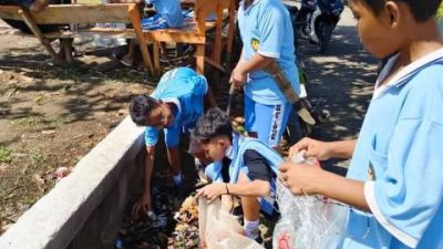 Siswa SMP Tumbang Titi Bawa Karung Sampah  