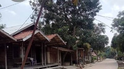 Tiang PLN di Asam Besar Miring Begini Kata Warga  