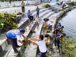 Jelang Aqua Bike International Pemkab Samosir Bersihkan Eceng Gondok