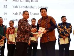 Rapat Penyelamatan Keuangan Bupati Samosir Terima Sertifikat BMD