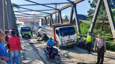 Truk Anjlok Jalan Macet