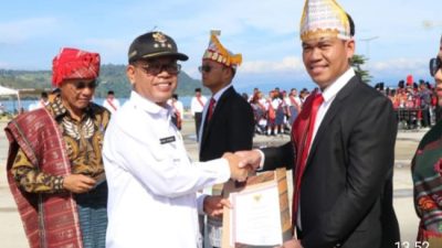 Guru Berprestasi di Toba Terima Penghargaan