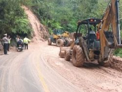 Bukit Sipintu Tampahan Longsor Dua Pemkab Kerahkan Alat Berat