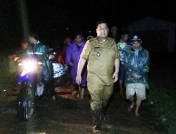Bupati Samosir Kunjungi Pengungsi Dan Lokasi Banjir Bandang