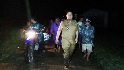 Bupati Samosir Kunjungi Pengungsi Dan Lokasi Banjir Bandang