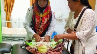 Petugas Kebersihan Temukan Bayi Laki-Laki Masih Hidup 