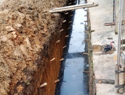 Proyek Pembuatan Parit Tanpa Cantumkan Plang Volume Kerja