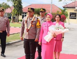 Pedang Pora Warnai Welcome and Farewell Pisah Sambut Kapolres Toba