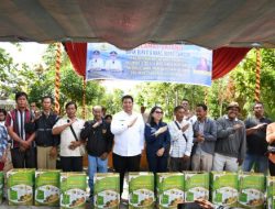 Bupati Samosir Serahkan Bantuan Pertanian 