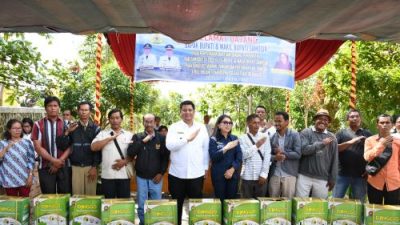 Bupati Samosir Serahkan Bantuan Pertanian 