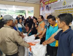 Pemkab Samosir Salurkan Beras di Kenegerian Sihotang