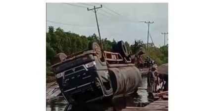 Truk Jadi Korban Jalan Hancur
